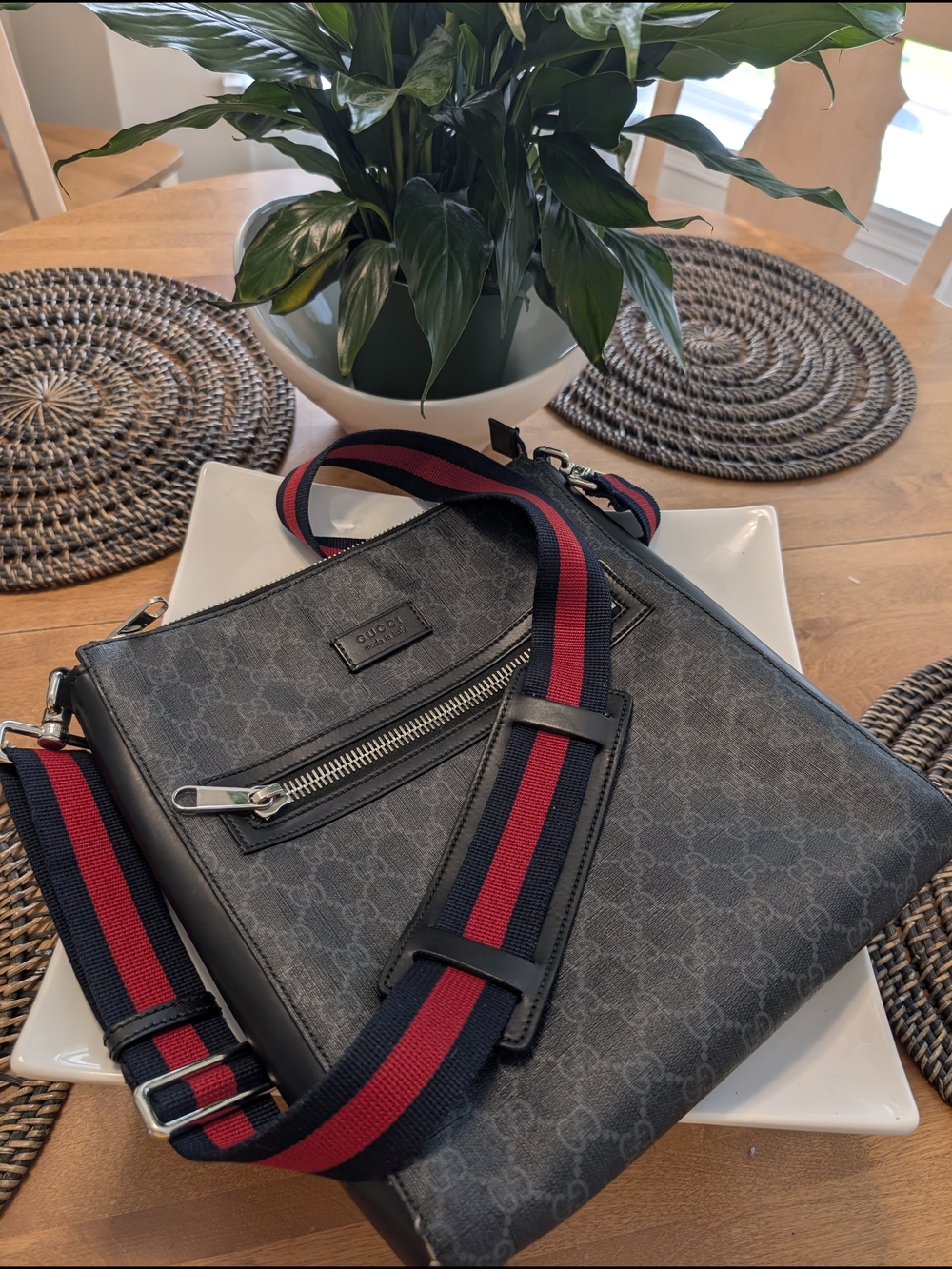 💯 AUTHENTIC Gucci Unisex Black GG Supreme Messenger Bag with Navy & Red Strap ♥